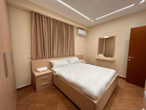 une petite chambre avec un lit et une fenêtre dans l'établissement Elisabeth Apartments 3, à Saranda