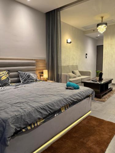 Ένα ή περισσότερα κρεβάτια σε δωμάτιο στο The Luxe Loft city or lake view