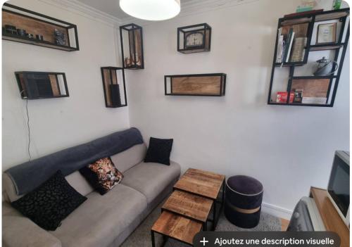 un salon avec un canapé et une table dans l'établissement Cosy appartement au centre-ville, à Paris