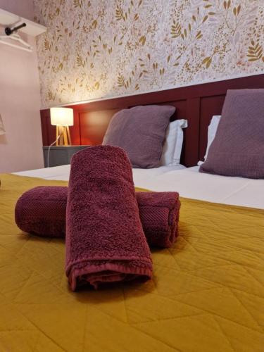 - un lit avec une couverture dans l'établissement L'Orée de Nuits Maison avec jardin au pied des vignes, à Nuits-Saint-Georges