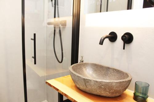 a bathroom with a bowl sink on a wooden counter at Dat tiny Hus in Gerdau