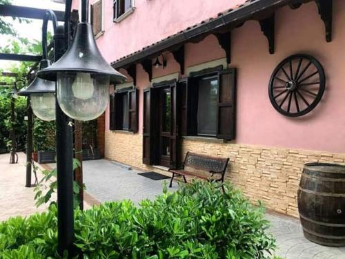 a street light and a bench in front of a building at B&B Home Holiday Villa delle Acacie agriturismo in Sala Consilina