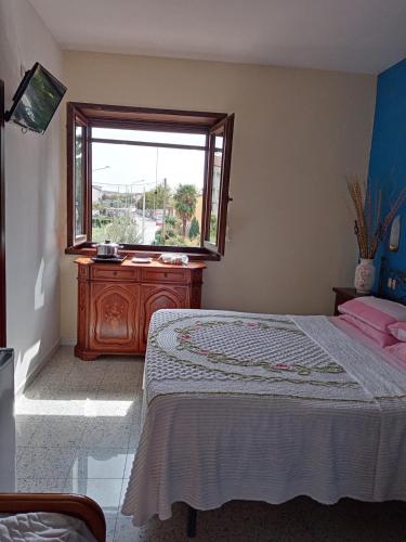 a bedroom with a bed and a window at B&B Home Holiday Villa delle Acacie agriturismo in Sala Consilina