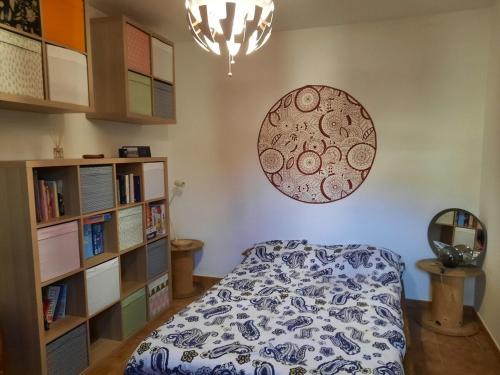 une chambre avec un lit et une étagère dans l'établissement Villa entre centre ville et mer, à Montpellier