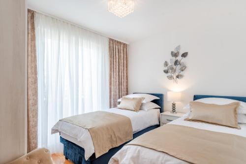 Giường trong phòng chung tại Penthouse apartment with terrace and hot tub - Ivan