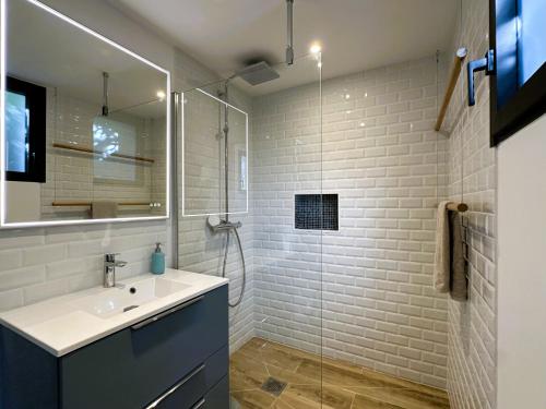 une salle de bain avec un lavabo et une douche en verre dans l'établissement Superbe vue Mer et Montagne - T3 - 5mn des plages, à Propriano