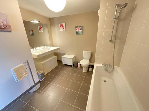 une salle de bain avec une baignoire, des toilettes et un lavabo dans l'établissement De Monzie 6pers Tv Wifi 2, à Nantes
