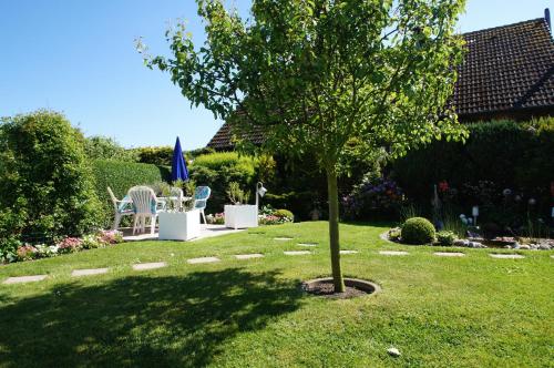 ein Baum in einem Hof mit einem Tisch und Stühlen in der Unterkunft Müller 4 - a10797 in Dahme