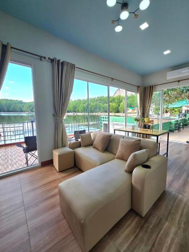 Posezení v ubytování Aonang Riverside Home