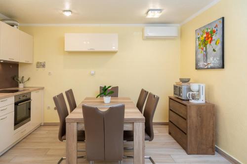 Kuchyň nebo kuchyňský kout v ubytování Perla Apartment - 2 min to the beach & free parking