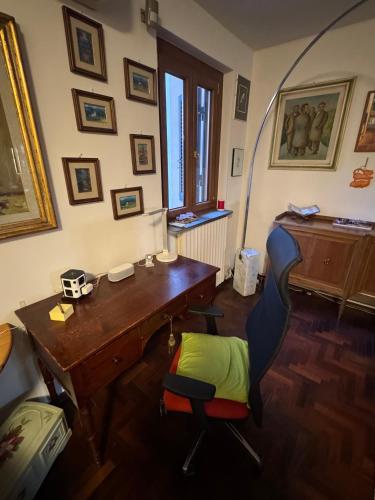 a room with a desk and a chair and a table at La Limonaia di Vanna in Impruneta