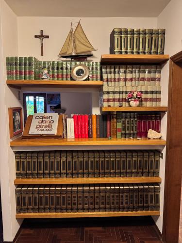 a book shelf filled with lots of books at La Limonaia di Vanna in Impruneta