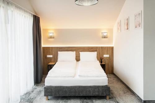 Una habitación de hotel con dos camas y una ventana. en Domki Gold-Time Niechorze, en Niechorze