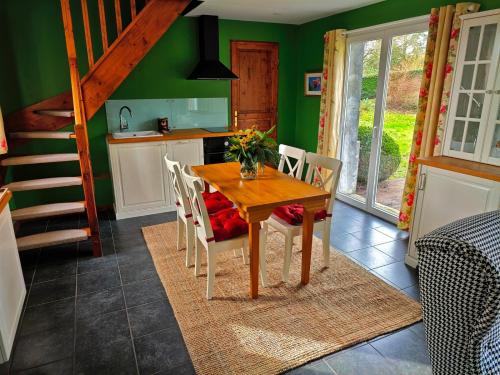 Una cocina o cocineta en Gîte de Vallonchêne