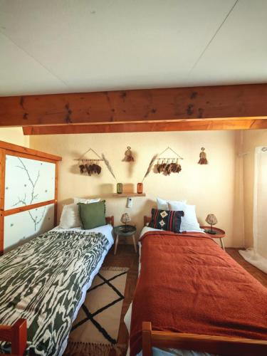 une chambre avec deux lits dans une pièce dans l'établissement Villa à 300m de la plage Richelieu, au Cap d'Agde