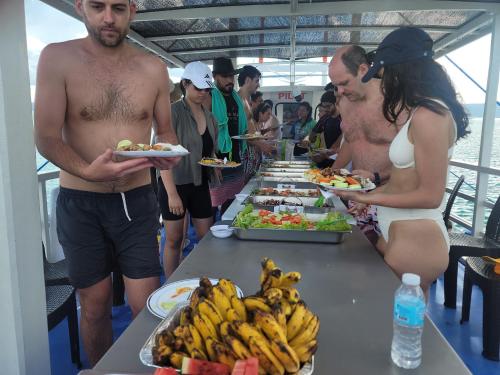 Makanan di atau berdekatan bot ini