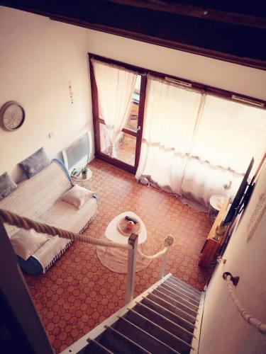 une chambre avec un lit et un escalier dans une chambre dans l'établissement Appartement 600M de la plage, à Port-la-Nouvelle