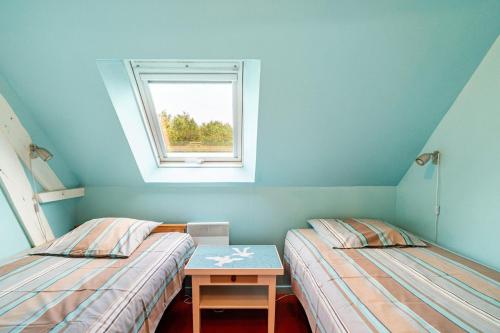 two twin beds in a room with a window at Gîte du Marais Deauville in Touques