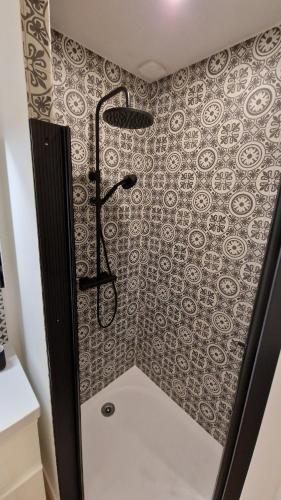 La salle de bains est pourvue d'une douche murale. dans l'établissement Apartment , Bordeaux Mérignac airport, à Mérignac