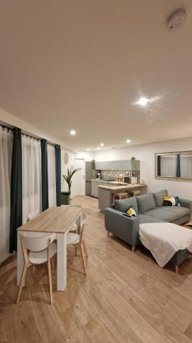 un salon avec un canapé et une table dans l'établissement Apartment , Bordeaux Mérignac airport, à Mérignac