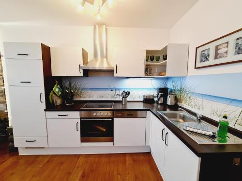 Dapur atau dapur kecil di Fewo Strandweh