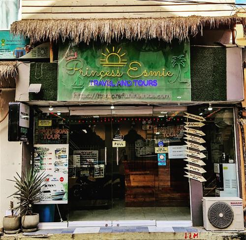 Sijil, anugerah, tanda atau dokumen lain yang dipamerkan di Expeditions To El Nido
