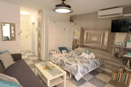 sypialnia z 2 łóżkami i salon w obiekcie Aguila - Costa del Sol w mieście Benalmádena
