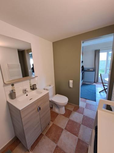 une salle de bain avec toilettes et lavabo dans l'établissement Gîte des Près, à Verton