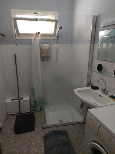 une salle de bain avec douche et lavabo dans l'établissement Le nid d'hirondelles, à Labeaume
