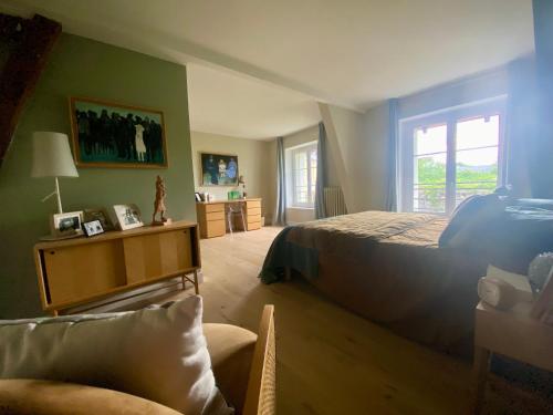 TV a/nebo společenská místnost v ubytování 2 Chambres, spéciales 24H DU MANS