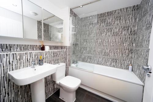 Koupelna v ubytování Specious modern 3-bed house near city centre