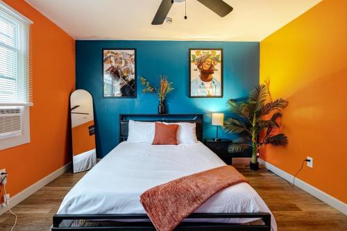 a bedroom with orange and blue walls and a bed at Comfortable 2 Bedroom Near Downtown Atl Sleeps 4 Free Parking in Atlanta