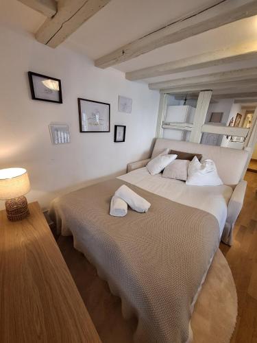 une chambre avec un lit avec deux serviettes dessus dans l'établissement Cigogne Dorée - Strasbourg Centre Historique, à Strasbourg