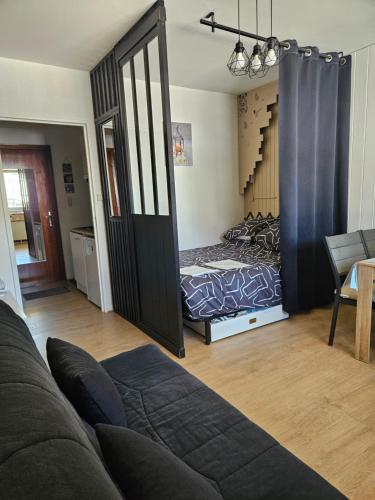 un salon avec un lit et un canapé dans l'établissement Appartement proche lac de longemer, à La Bresse