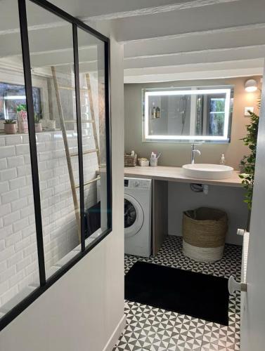 une salle de bain avec un lavabo et une machine à laver dans l'établissement A 600m de la plage 6pers Meublé de tourisme 3 étoiles La Villa des Grottes, à Veulettes-sur-Mer