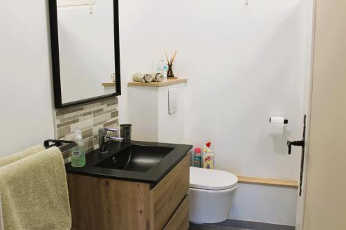 カシにあるSeaview.Cassisの洗面台とトイレ付きのバスルーム