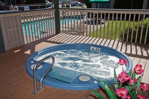 בריכת השחייה שנמצאת ב-Poulsbo Inn & Suites או באזור