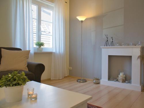 Una sala de estar con un sofá y una chimenea. en Ostsee-Ferienhaus-Richter, en Ribnitz-Damgarten
