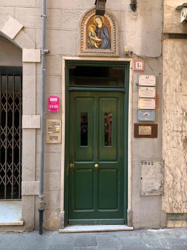 a green door on the side of a building at Loft Mazzini Rapallo in Rapallo