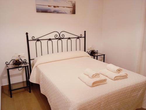 une chambre avec un lit avec deux serviettes dessus dans l'établissement Casa Rural Alegría, à San Pedro