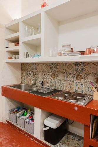 a kitchen with a sink and a counter at La Casa Mosaica in Campeche