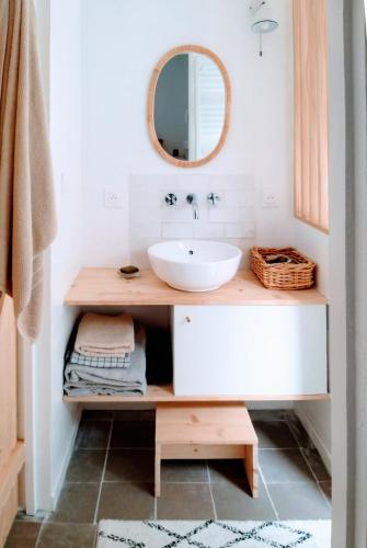 une salle de bain avec un lavabo et un miroir dans l'établissement Maison avec vue mer à Saint-Pol-de-Léon, à Saint-Pol-de-Léon