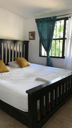 a large bed in a bedroom with a window at Casa Quinta Confort-privado in Melgar