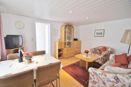 un soggiorno con un divano e un tavolo di Müller 2 Bungalow a Dahme