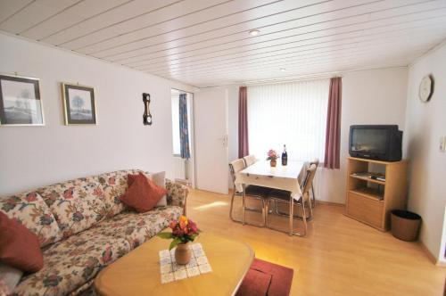 un soggiorno con un divano e un tavolo di Müller 2 Bungalow a Dahme