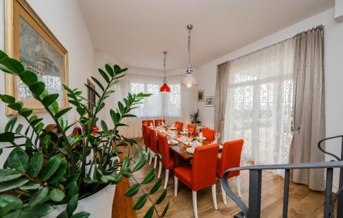a dining room with a table and chairs and a plant at Amazing Home In Kastel Stafilic in Kastel Stafilic