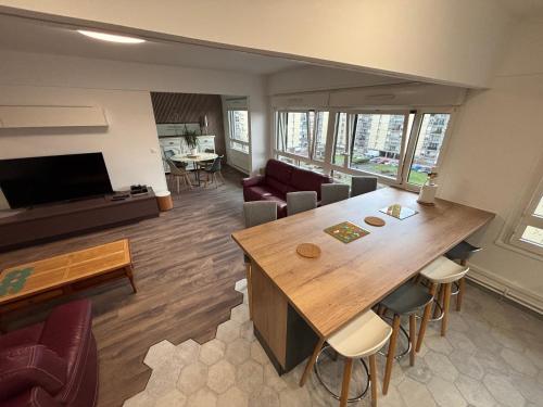 BedinReims elegant green bottle quiet and close to center free parking and wifi free ideal 5 à 9 Adultes