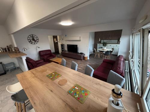 - une salle à manger et un salon avec une table en bois dans l'établissement BedinReims 