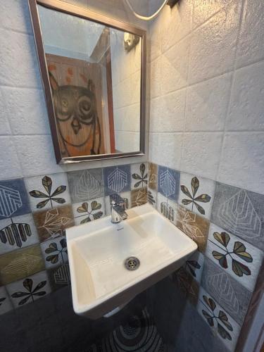 um banheiro com pia e espelho em Hoglabon nest em kolkata