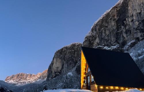 KomarnicaにあるHillside Komarnicaの山前の建物